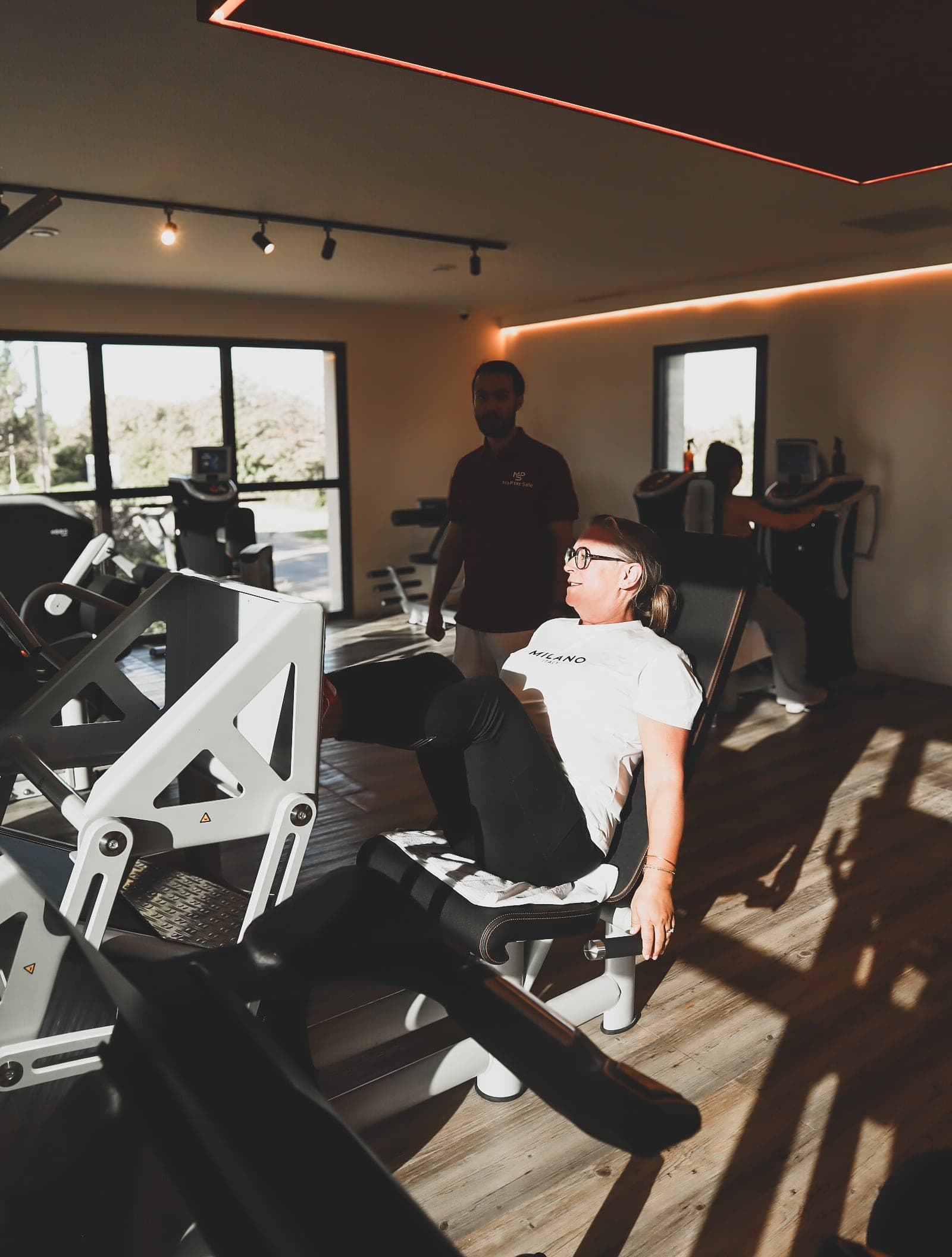 Coach et membre en séance sur machine EGYM, studio Mallemort