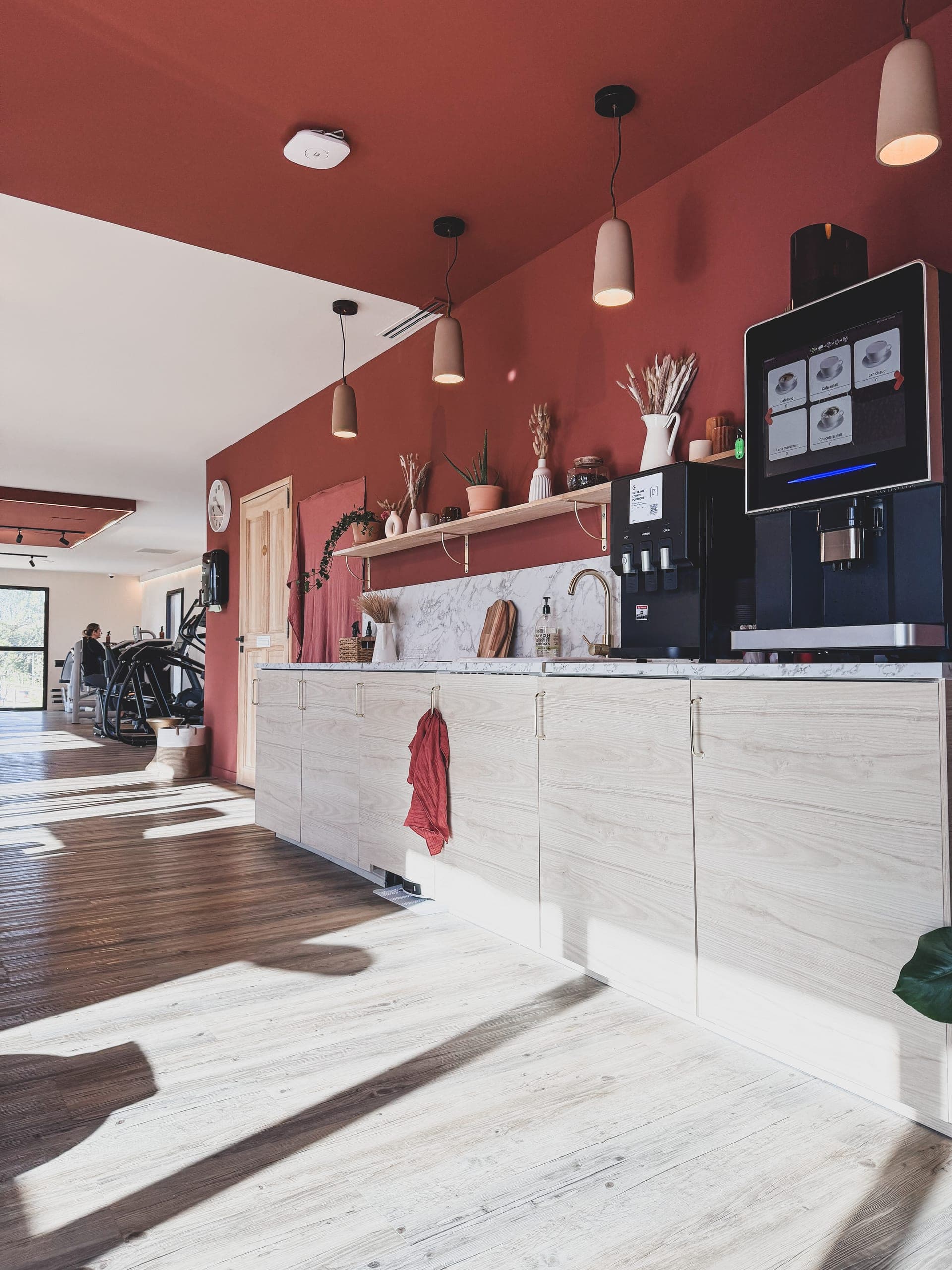 Espace café au mur terracotta, studio Mallemort