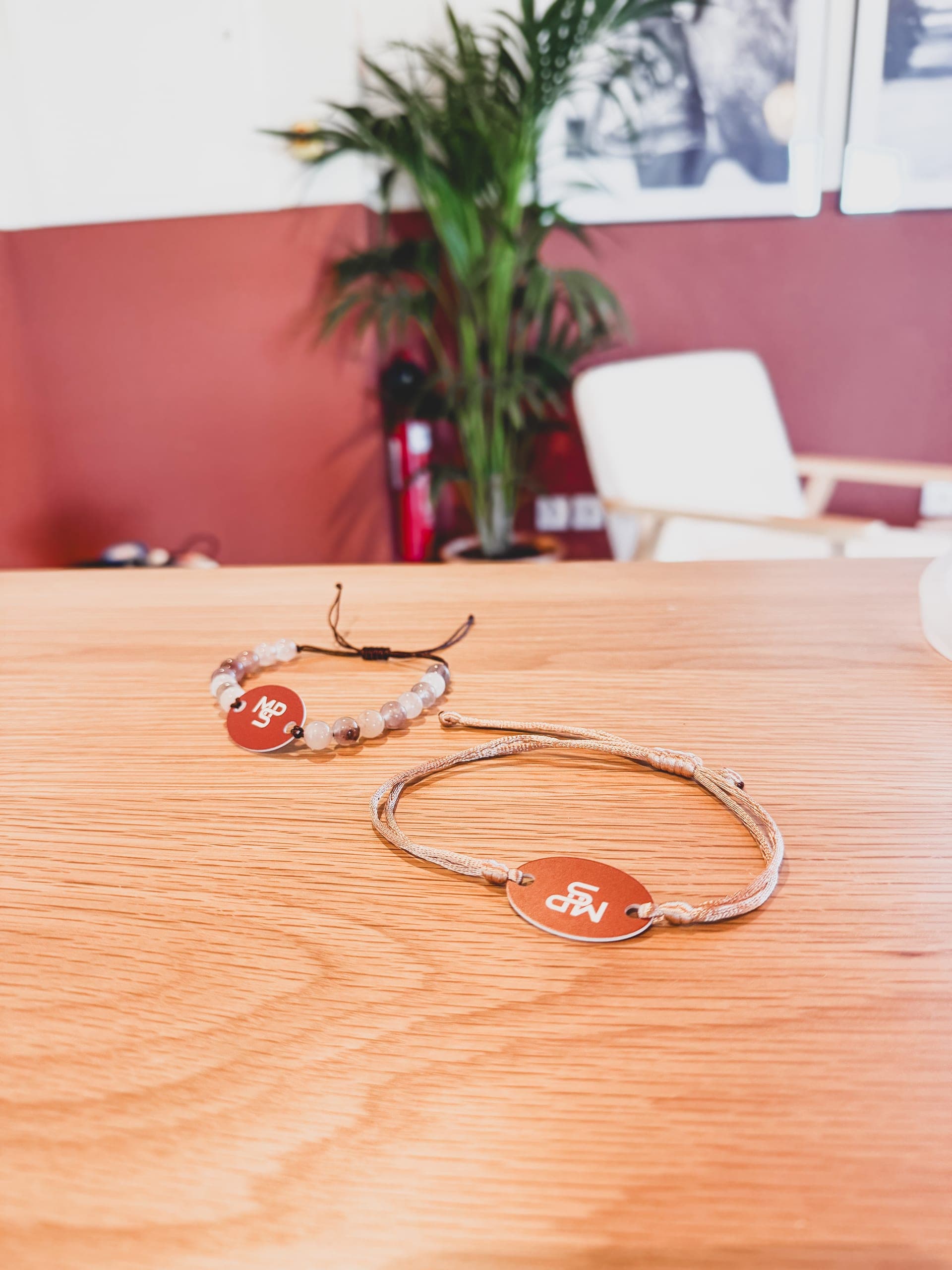 Bracelets Ma P'tite Salle posés sur table en bois