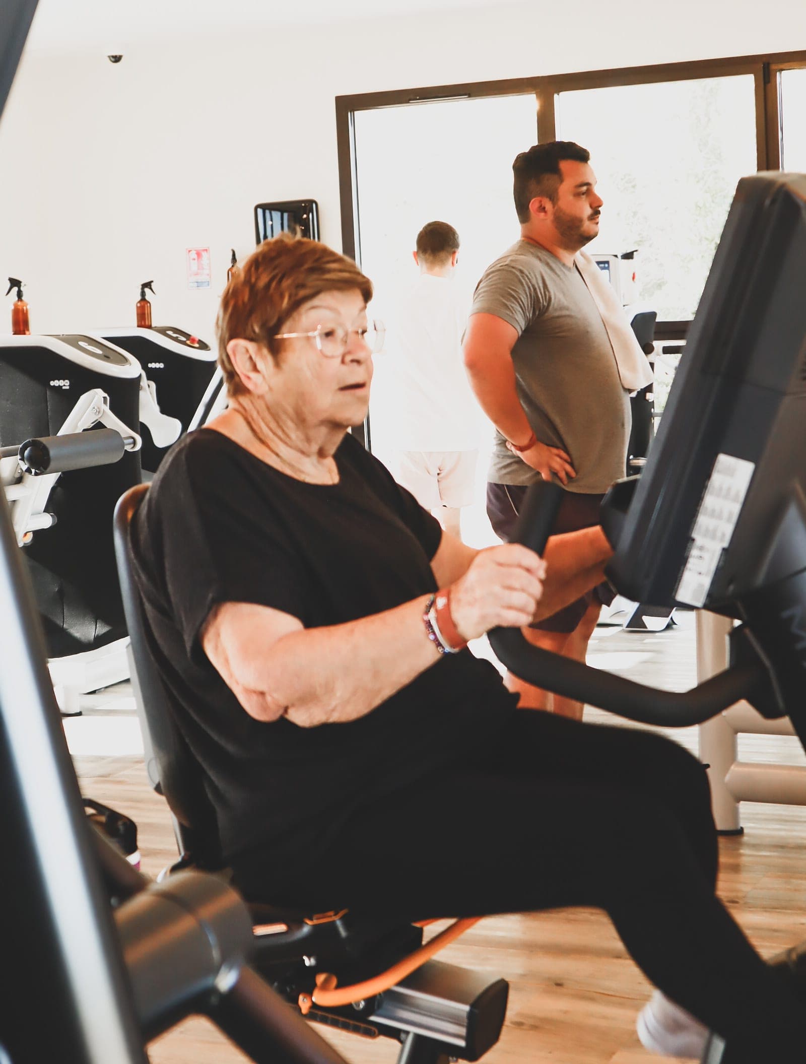 Membre senior sur machine, coach en accompagnement