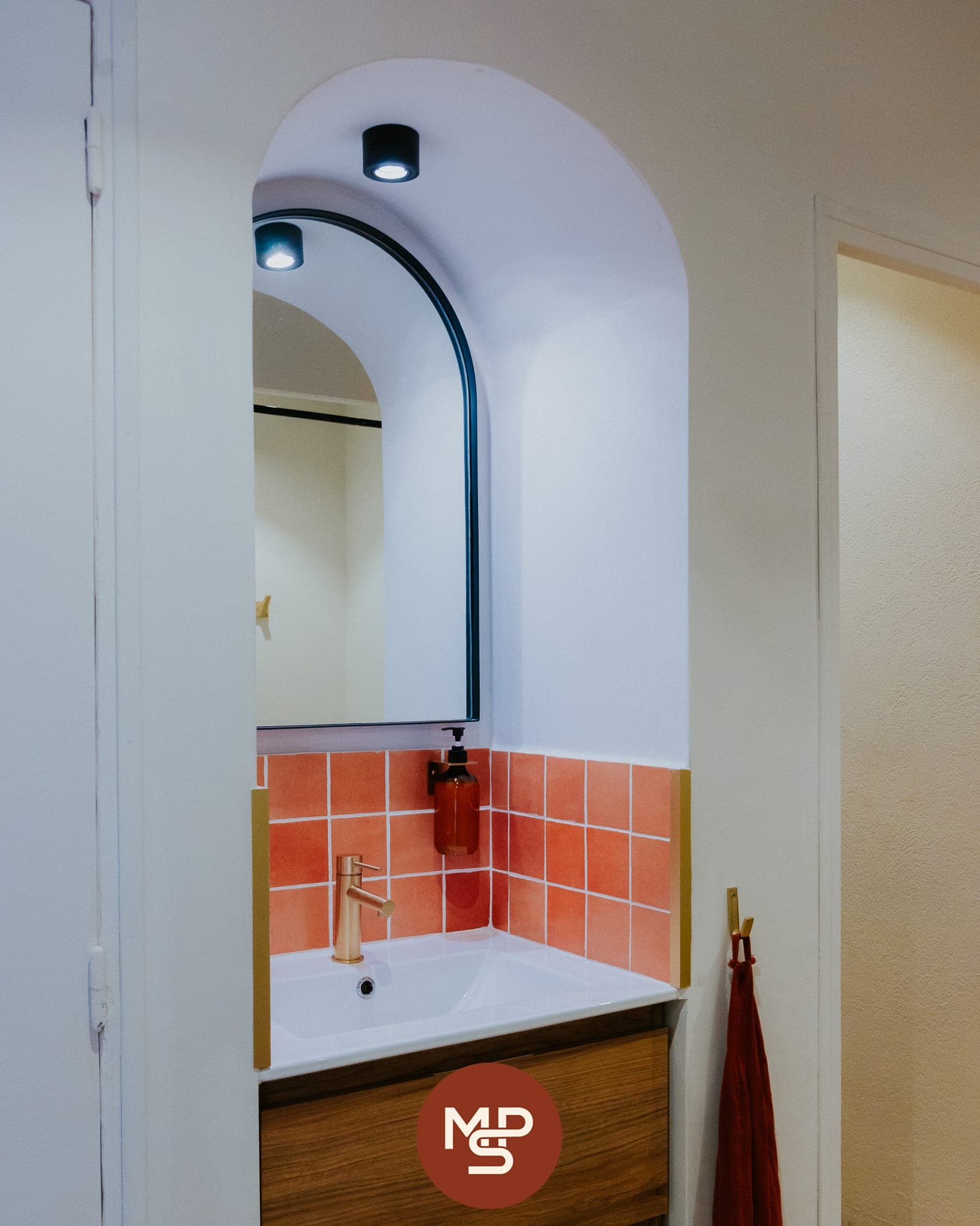 Lavabo en arche, travertin et mur terracotta