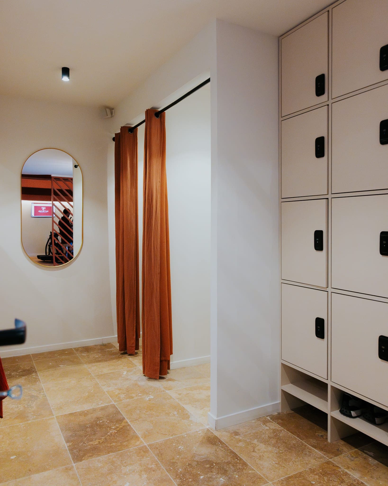 Vestiaires avec casiers et rideaux terracotta