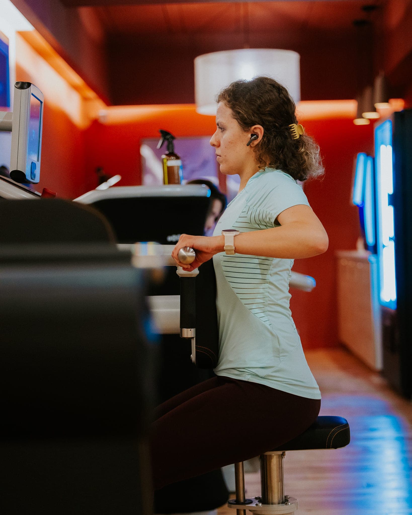 Jeune active en séance sur machine EGYM