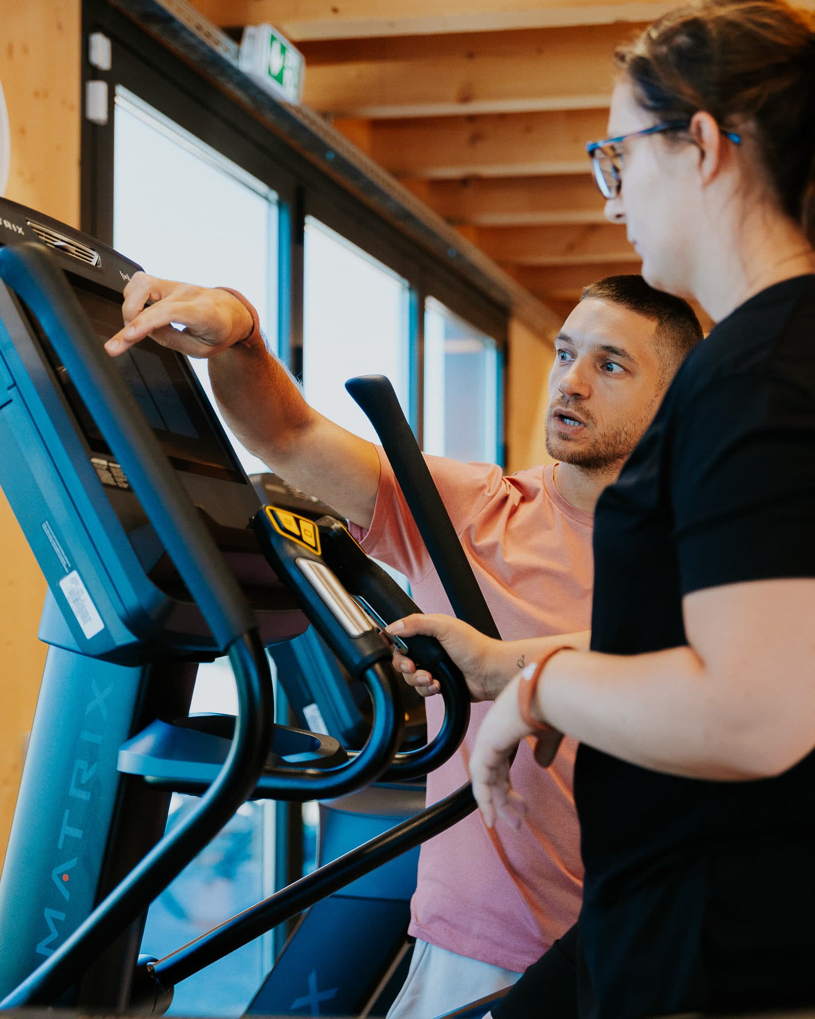 Coach et membre devant la console d'une machine cardio