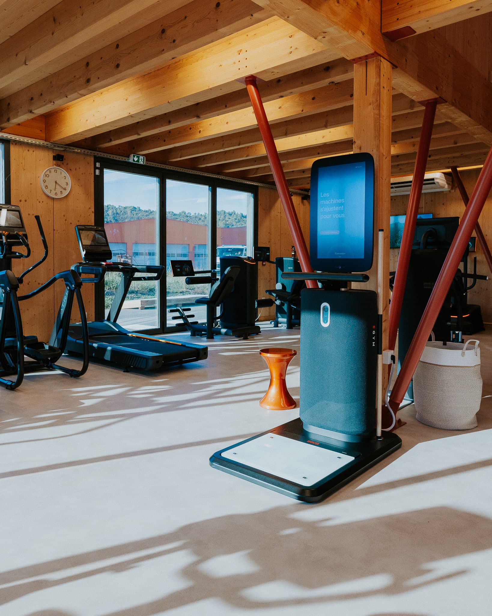 Borne EGYM et espace cardio face aux baies vitrées